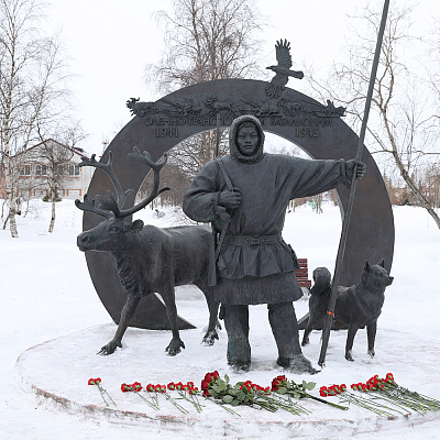 Депутаты возложили цветы к памятникам Нарьян-Мара
