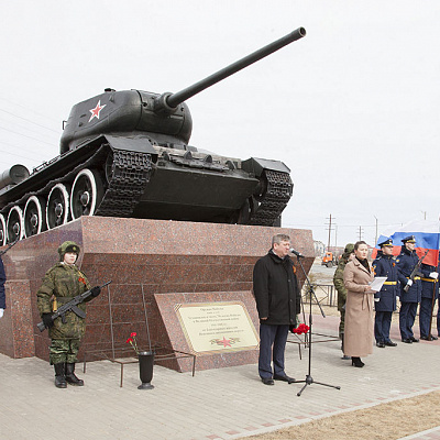 Окружные депутаты возложили цветы к памятнику легендарному танку Т-34